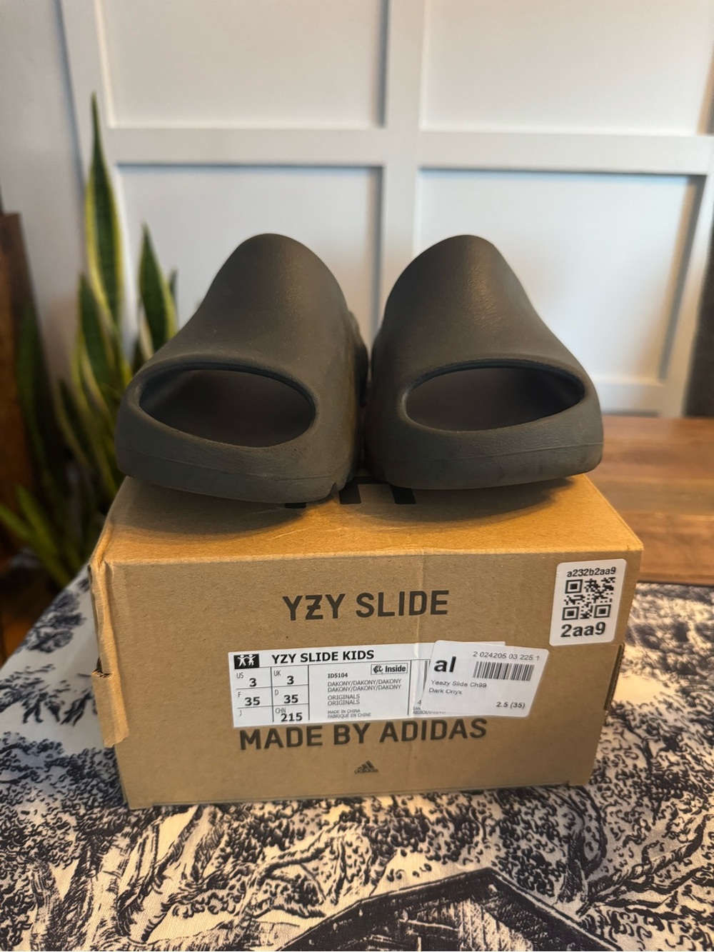 adidas YZY Slide Kids in Black VGUC